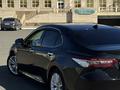 Toyota Camry 2018 года за 10 900 000 тг. в Уральск – фото 5