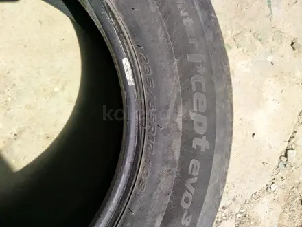 Шины Bridgestone 235x65x17 за 20 000 тг. в Актобе – фото 3