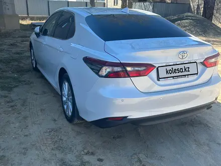 Toyota Camry 2023 года за 15 800 000 тг. в Актобе