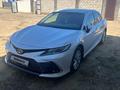 Toyota Camry 2023 года за 15 800 000 тг. в Актобе – фото 3