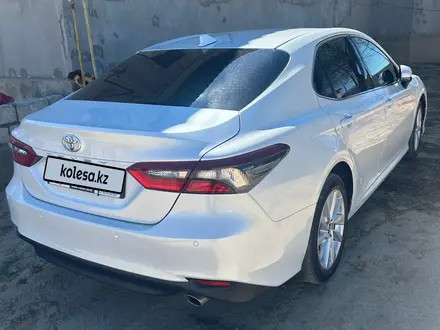 Toyota Camry 2023 года за 15 800 000 тг. в Актобе – фото 5