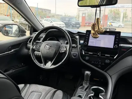 Toyota Camry 2023 года за 15 800 000 тг. в Актобе – фото 6