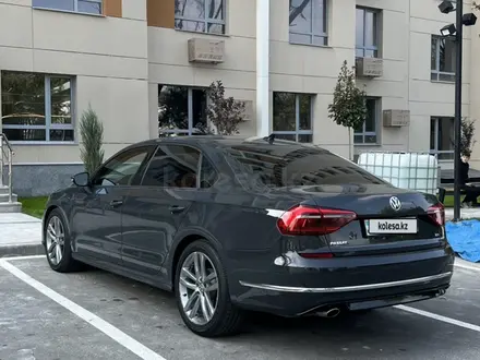 Volkswagen Passat 2019 года за 10 200 000 тг. в Алматы – фото 2