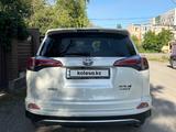 Toyota RAV4 2018 года за 12 600 000 тг. в Астана – фото 2