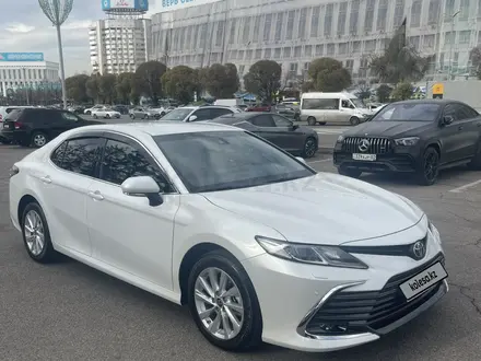 Toyota Camry 2023 года за 19 500 000 тг. в Алматы – фото 2