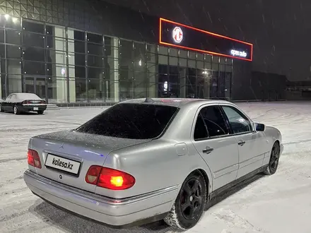 Mercedes-Benz E 320 1998 года за 3 000 000 тг. в Павлодар – фото 4