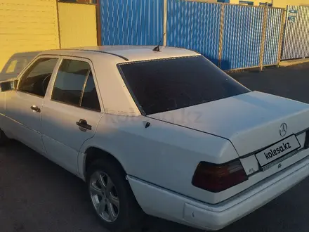 Mercedes-Benz E 230 1991 года за 1 300 000 тг. в Сатпаев – фото 2