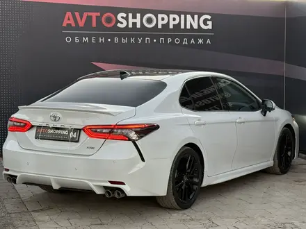 Toyota Camry 2021 года за 13 800 000 тг. в Актобе – фото 3