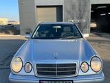 Mercedes-Benz E 240 1999 года за 3 300 000 тг. в Атырау – фото 2