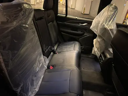 Jeep Grand Cherokee Overland 2024 года за 39 500 000 тг. в Алматы – фото 29