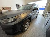 Toyota RAV4 2020 года за 14 000 000 тг. в Атырау – фото 4