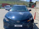 Toyota Camry 2018 года за 9 900 000 тг. в Атырау – фото 2