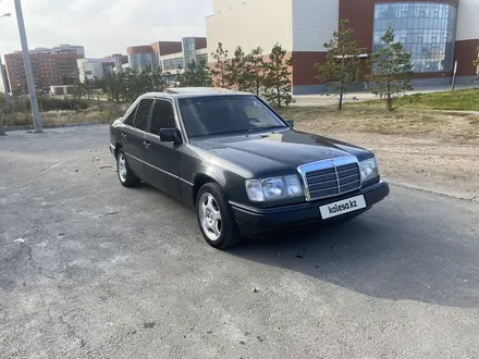 Mercedes-Benz E 220 1993 года за 2 400 000 тг. в Астана – фото 4