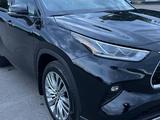 Toyota Highlander 2023 года за 31 000 000 тг. в Алматы – фото 2