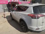 Toyota RAV4 2018 годаfor14 000 000 тг. в Актобе – фото 4