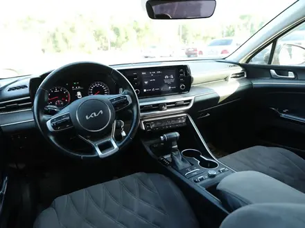 Kia K5 2022 года за 10 800 000 тг. в Алматы – фото 17