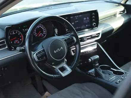 Kia K5 2022 года за 10 800 000 тг. в Алматы – фото 4