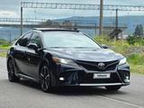 Toyota Camry 2018 года за 9 300 000 тг. в Актобе – фото 2