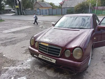 Mercedes-Benz E 230 1997 года за 1 850 000 тг. в Алматы