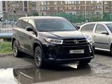 Toyota Highlander 2019 года за 15 000 000 тг. в Атырау