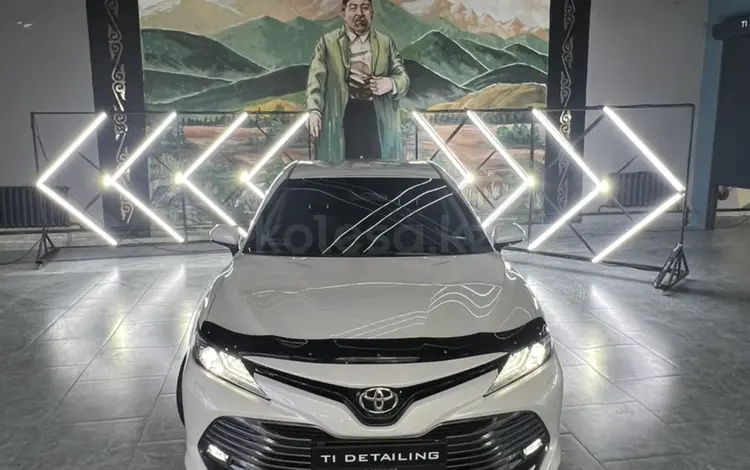 Toyota Camry 2020 года за 15 300 000 тг. в Семей