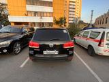 Volkswagen Touareg 2006 года за 4 500 000 тг. в Астана – фото 2