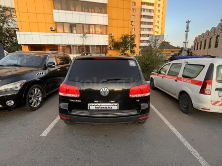Volkswagen Touareg 2006 года за 4 500 000 тг. в Астана – фото 2
