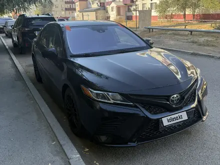 Toyota Camry 2018 года за 7 200 000 тг. в Атырау – фото 2