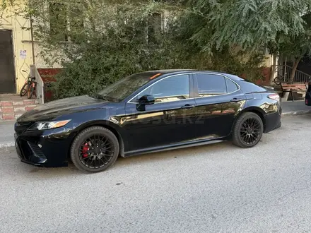 Toyota Camry 2018 года за 7 200 000 тг. в Атырау – фото 3