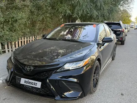 Toyota Camry 2018 года за 7 200 000 тг. в Атырау