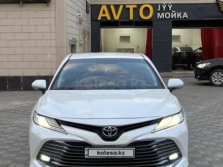 Toyota Camry 2019 года за 13 000 000 тг. в Уральск – фото 2