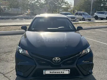 Toyota Camry 2021 года за 12 500 000 тг. в Актау – фото 2