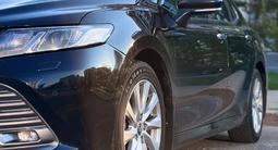 Toyota Camry 2018 года за 10 500 000 тг. в Астана – фото 2
