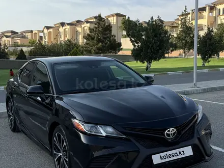 Toyota Camry 2020 года за 10 600 000 тг. в Актау