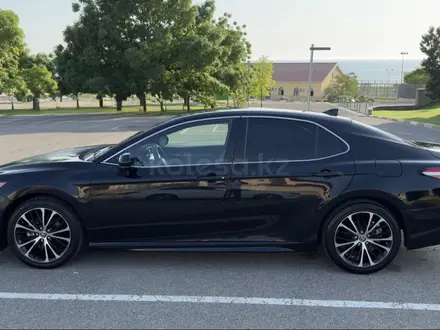 Toyota Camry 2020 года за 10 600 000 тг. в Актау – фото 2
