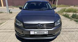 Volkswagen Passat 2014 года за 4 100 000 тг. в Атырау – фото 2