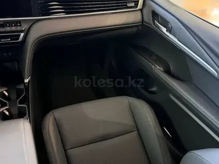 Toyota Camry Luxe 2026 года за 26 190 000 тг. в Жезказган – фото 11