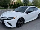 Toyota Camry 2018 года за 11 200 000 тг. в Шымкент – фото 3