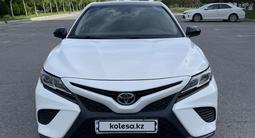 Toyota Camry 2018 года за 11 200 000 тг. в Шымкент – фото 2