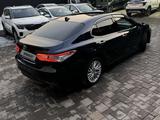 Toyota Camry 2019 года за 14 800 000 тг. в Алматы – фото 2