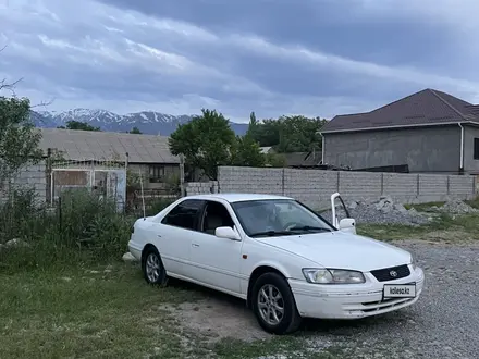 Toyota Camry 2000 года за 2 500 000 тг. в Туркестан – фото 2