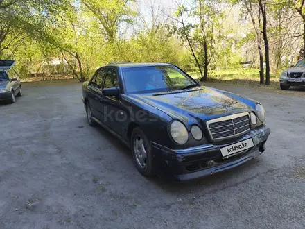 Mercedes-Benz E 240 1998 года за 2 000 000 тг. в Караганда