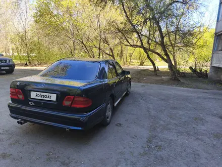 Mercedes-Benz E 240 1998 года за 2 000 000 тг. в Караганда – фото 2