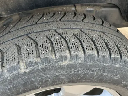 Шипованная резина Bridgestone за 65 000 тг. в Кокшетау – фото 2