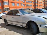 Mercedes-Benz E 200 2000 годаfor400 000 тг. в Астана