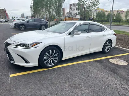 Lexus ES 250 2019 года за 19 000 000 тг. в Астана