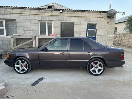 Mercedes-Benz E 320 1995 года за 2 500 000 тг. в Актау