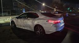 Toyota Camry 2021 года за 15 500 000 тг. в Актау – фото 3