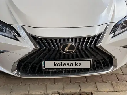 Lexus ES 250 2023 года за 27 000 000 тг. в Шымкент