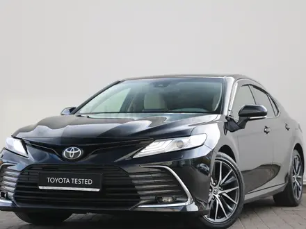Toyota Camry Luxe 2023 года за 15 790 000 тг. в Астана